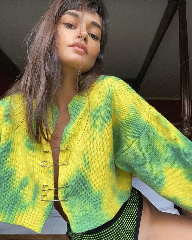 Cách ly ở nhà, Gizele Oliveira 'thả rông' ngực với mốt áo cài kim băng ảnh 4