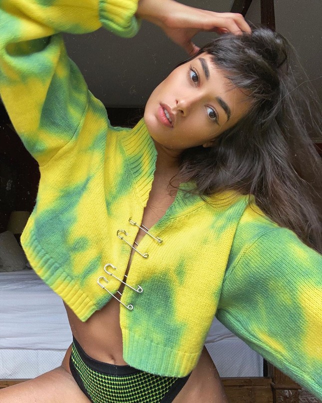 Cách ly ở nhà, Gizele Oliveira 'thả rông' ngực với mốt áo cài kim băng ảnh 1