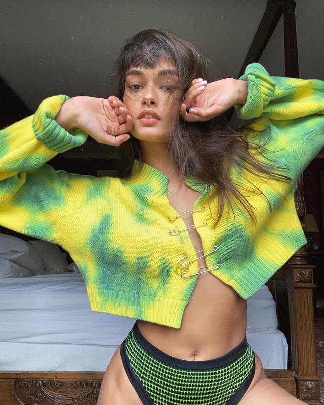 Cách ly ở nhà, Gizele Oliveira 'thả rông' ngực với mốt áo cài kim băng ảnh 2