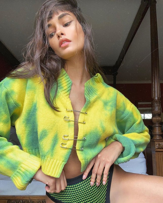 Cách ly ở nhà, Gizele Oliveira 'thả rông' ngực với mốt áo cài kim băng ảnh 5