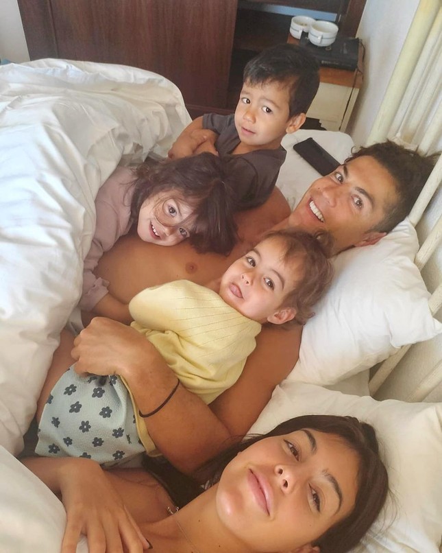 Nhan sắc những mỹ nhân từng vướng lưới tình Ronaldo ảnh 1