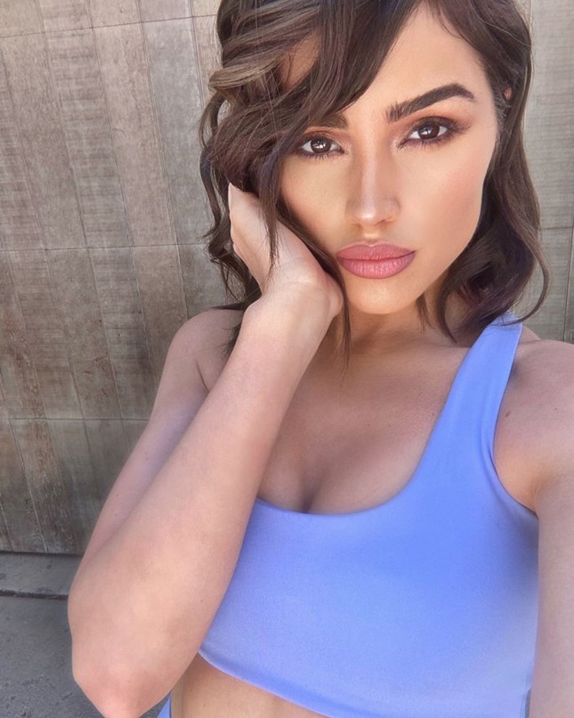 'Cười té ghế' clip chế người đẹp Olivia Culpo chụp ảnh áo tắm ở biển ảnh 5