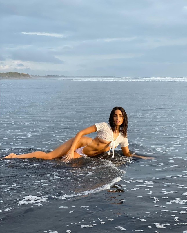 'Cười té ghế' clip chế người đẹp Olivia Culpo chụp ảnh áo tắm ở biển ảnh 2