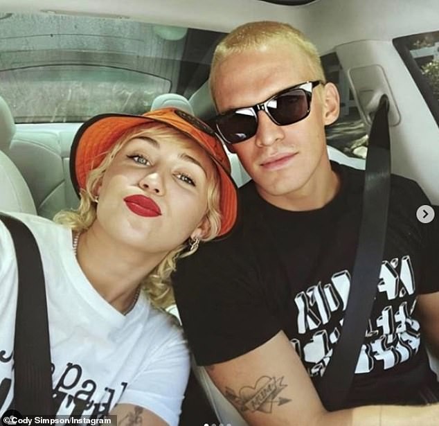 Liam Hemsworth sánh đôi tình mới giữa lúc vợ cũ Miley Cyrus chia tay Cody Simpson ảnh 10
