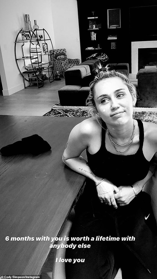 Liam Hemsworth sánh đôi tình mới giữa lúc vợ cũ Miley Cyrus chia tay Cody Simpson ảnh 11