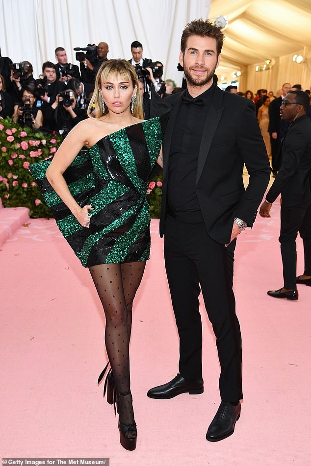 Liam Hemsworth sánh đôi tình mới giữa lúc vợ cũ Miley Cyrus chia tay Cody Simpson ảnh 13