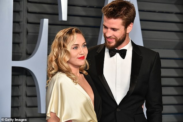 Liam Hemsworth sánh đôi tình mới giữa lúc vợ cũ Miley Cyrus chia tay Cody Simpson ảnh 14