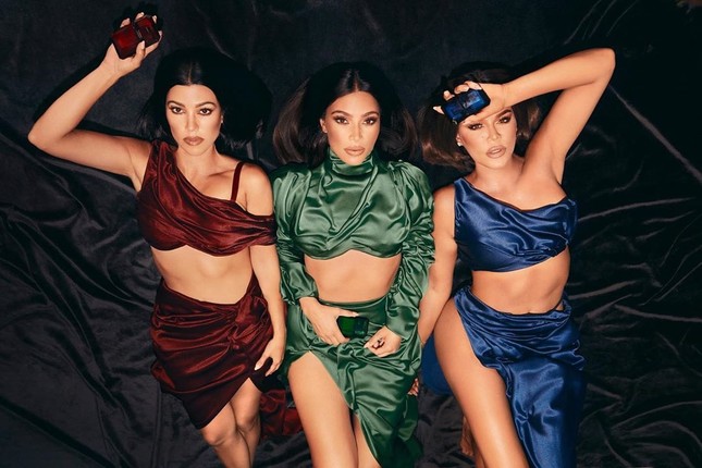 Chị em nhà Kardashian khoe dáng 'đồng hồ cát' quyến rũ ảnh 4