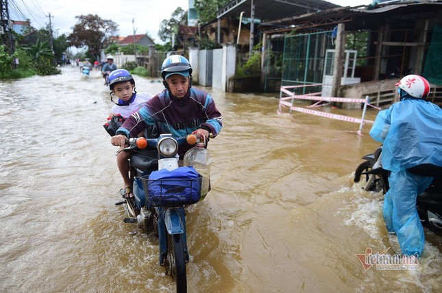 Giải cứu thành công 13 công nhân mắc kẹt giữa sông ở Quảng Ngãi ảnh 1