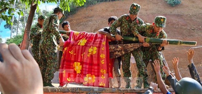 Người mẹ ôm con thoát nạn vụ sạt lở hàng chục người mất tích ở Quảng Nam ảnh 4
