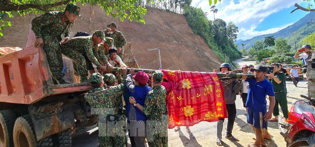 Người mẹ ôm con thoát nạn vụ sạt lở hàng chục người mất tích ở Quảng Nam ảnh 5
