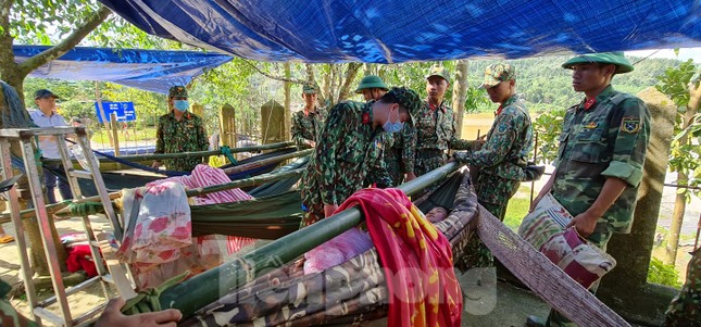 Người mẹ ôm con thoát nạn vụ sạt lở hàng chục người mất tích ở Quảng Nam ảnh 6