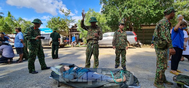 Người mẹ ôm con thoát nạn vụ sạt lở hàng chục người mất tích ở Quảng Nam ảnh 9