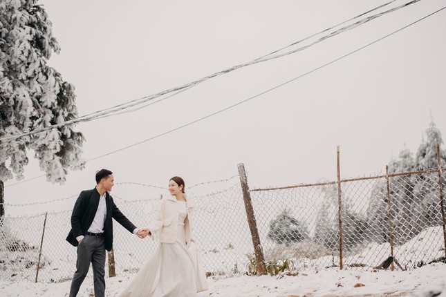 Cặp đôi chụp ảnh cưới lãng mạn như cổ tích giữa tuyết trắng ở Y Tý ảnh 9