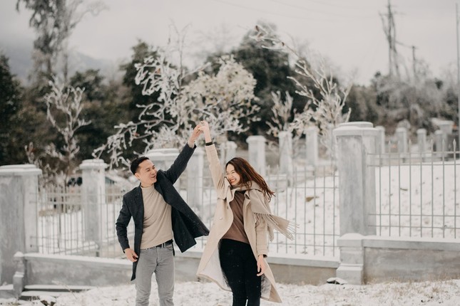 Cặp đôi chụp ảnh cưới lãng mạn như cổ tích giữa tuyết trắng ở Y Tý ảnh 15