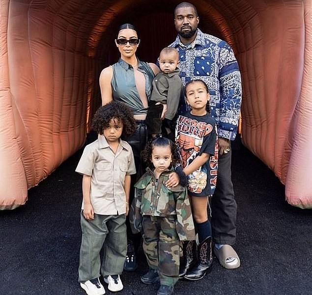 Mỹ nhân độc thân quyến rũ Kim Kardashian lần đầu lộ diện sau đệ đơn ly hôn ảnh 10