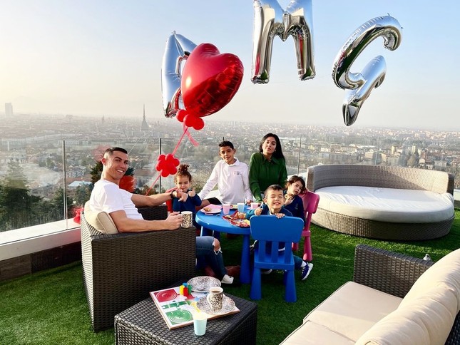 Mỹ nhân nóng bỏng Georgina Rodriguez hé lộ về cuộc sống bên Ronaldo ảnh 7