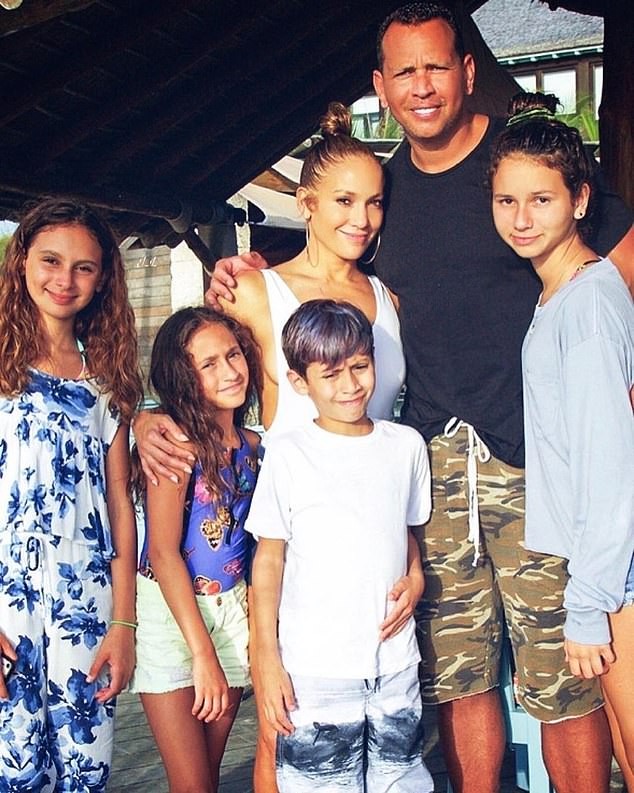 Jennifer Lopez mặn nồng hạnh phúc bên hôn phu kém 6 tuổi ảnh 6