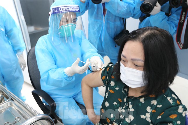 Những mũi tiêm vắc xin COVID-19 đầu tiên tại Hà Nội, Hải Dương và TPHCM ảnh 14