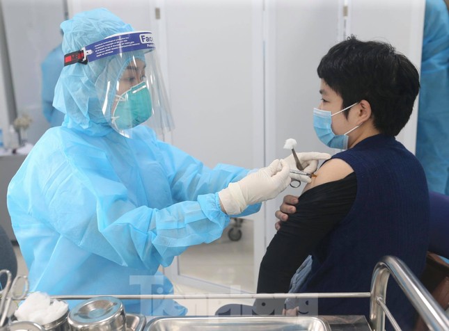 Những mũi tiêm vắc xin COVID-19 đầu tiên tại Hà Nội, Hải Dương và TPHCM ảnh 10