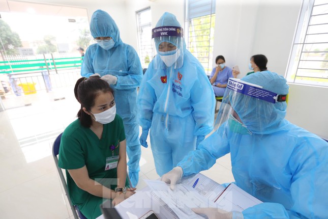 Những mũi tiêm vắc xin COVID-19 đầu tiên tại Hà Nội, Hải Dương và TPHCM ảnh 11