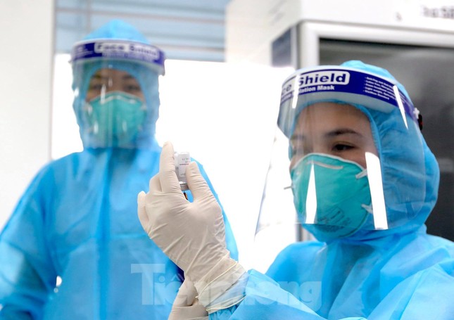 Những mũi tiêm vắc xin COVID-19 đầu tiên tại Hà Nội, Hải Dương và TPHCM ảnh 13
