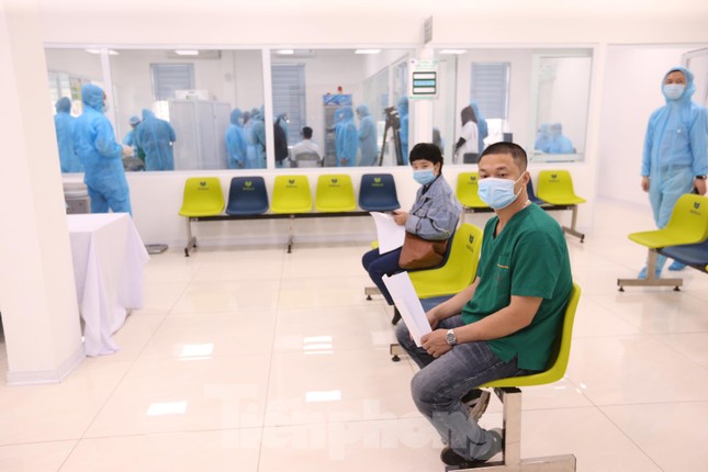 Những mũi tiêm vắc xin COVID-19 đầu tiên tại Hà Nội, Hải Dương và TPHCM ảnh 15