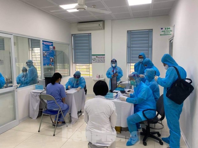 Những mũi tiêm vắc xin COVID-19 đầu tiên tại Hà Nội, Hải Dương và TPHCM ảnh 1