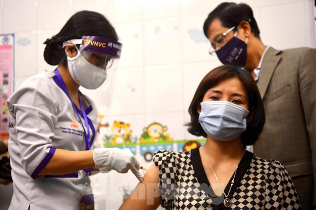 Những mũi tiêm vắc xin COVID-19 đầu tiên tại Hà Nội, Hải Dương và TPHCM ảnh 4