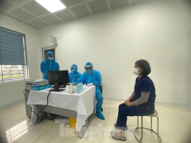 Những mũi tiêm vắc xin COVID-19 đầu tiên tại Hà Nội, Hải Dương và TPHCM ảnh 2