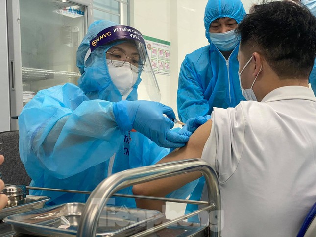 Những mũi tiêm vắc xin COVID-19 đầu tiên tại Hà Nội, Hải Dương và TPHCM ảnh 5