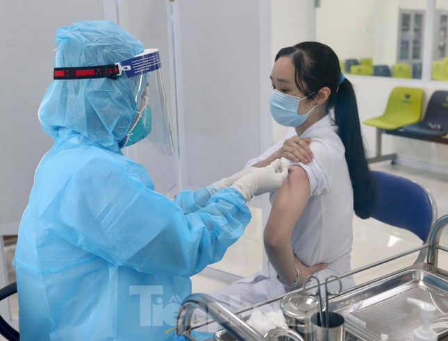 Những mũi tiêm vắc xin COVID-19 đầu tiên tại Hà Nội, Hải Dương và TPHCM ảnh 6