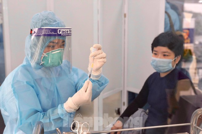 Những mũi tiêm vắc xin COVID-19 đầu tiên tại Hà Nội, Hải Dương và TPHCM ảnh 9