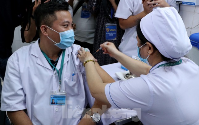 Những mũi tiêm vắc xin COVID-19 đầu tiên tại Hà Nội, Hải Dương và TPHCM ảnh 23