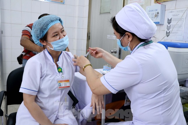 Những mũi tiêm vắc xin COVID-19 đầu tiên tại Hà Nội, Hải Dương và TPHCM ảnh 22