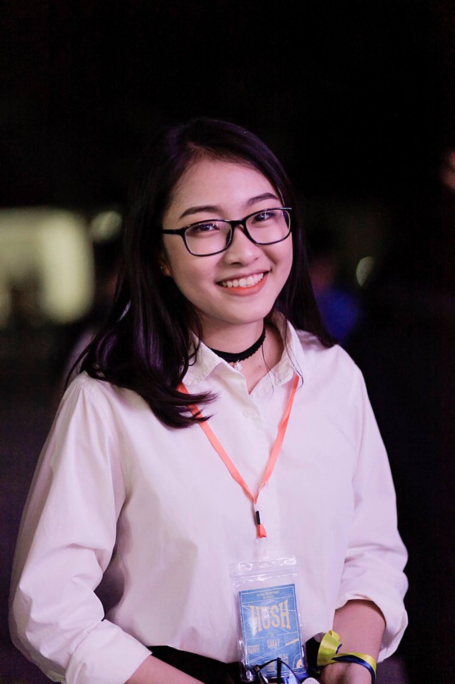 Nữ sinh Ngoại thương là cựu thí sinh Olympia, nổi bật trên hàng ghế khán giả sau 3 năm ảnh 4