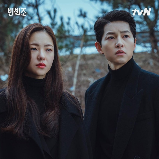 Cảnh hôn của Song Joong Ki với nữ chính phim Vincenzo khiến các fan 'bùng nổ' ảnh 2