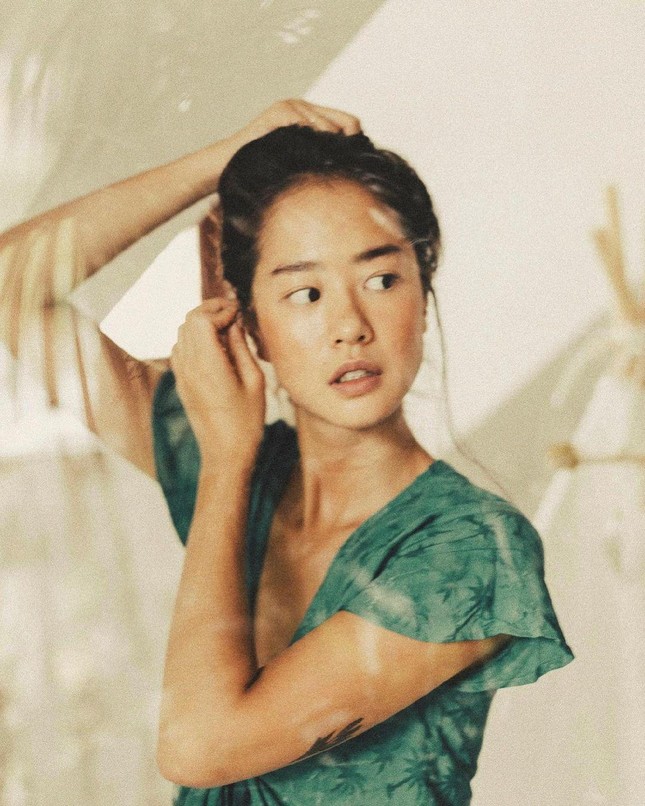 Vẻ đẹp và thần thái cuốn hút của cô gái gốc Việt trong MV mới của Đen Vâu ảnh 1