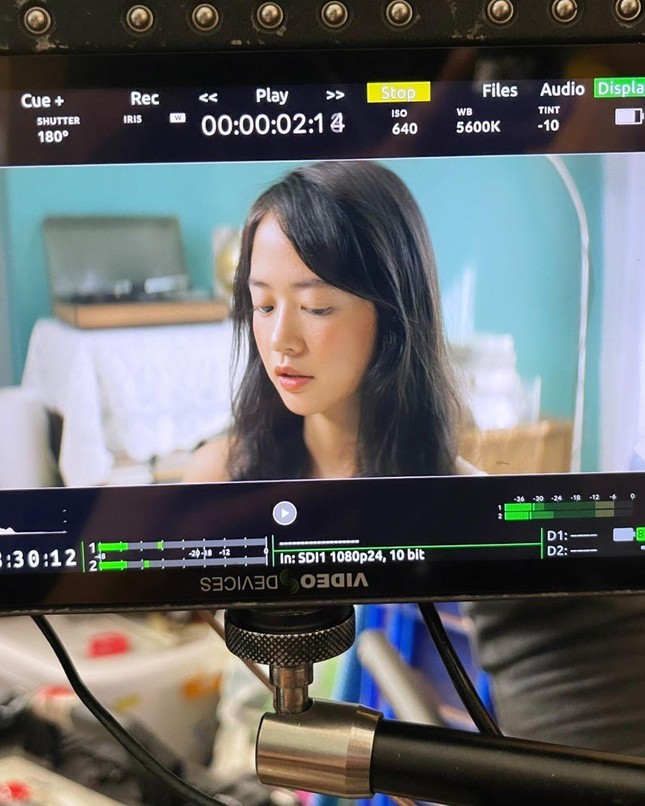 Vẻ đẹp và thần thái cuốn hút của cô gái gốc Việt trong MV mới của Đen Vâu ảnh 6