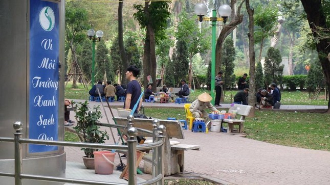Muôn kiểu ăn uống quanh nhà vệ sinh ở Hà Nội ảnh 5