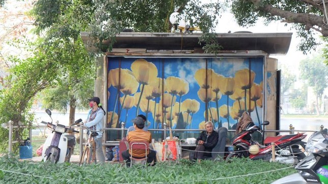 Muôn kiểu ăn uống quanh nhà vệ sinh ở Hà Nội ảnh 4