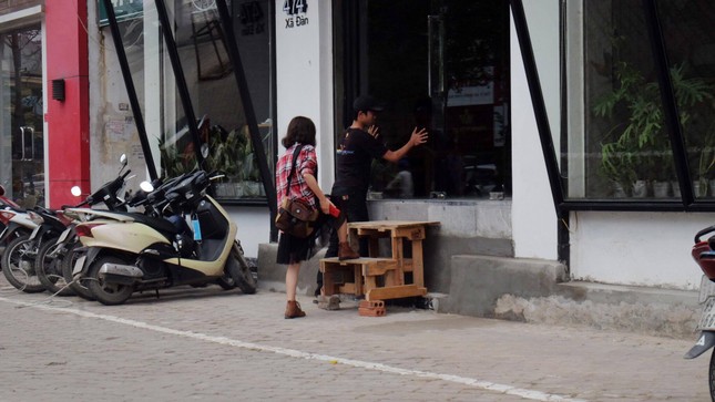 Bắc 'thang' vào nhà sau khi dỡ bậc tam cấp cao cả mét ảnh 9
