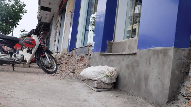 Bắc 'thang' vào nhà sau khi dỡ bậc tam cấp cao cả mét ảnh 7