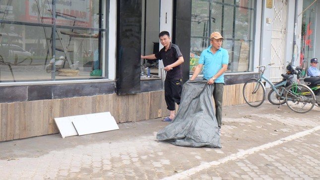 Bắc 'thang' vào nhà sau khi dỡ bậc tam cấp cao cả mét ảnh 2