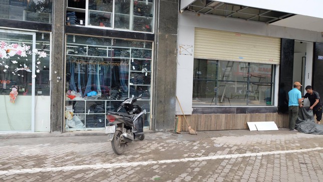 Bắc 'thang' vào nhà sau khi dỡ bậc tam cấp cao cả mét ảnh 10