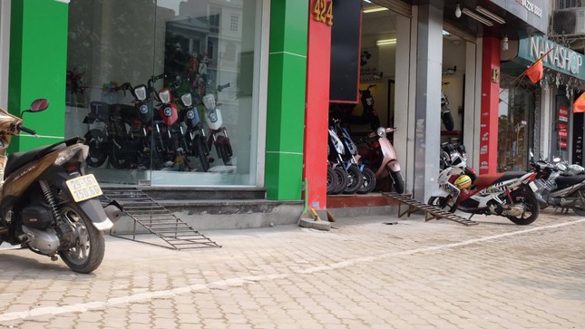 Bắc 'thang' vào nhà sau khi dỡ bậc tam cấp cao cả mét ảnh 5