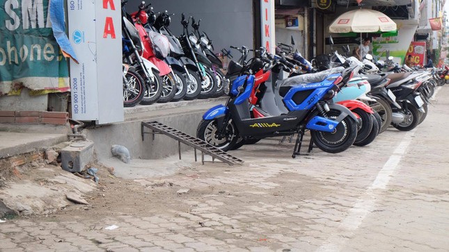 Bắc 'thang' vào nhà sau khi dỡ bậc tam cấp cao cả mét ảnh 4