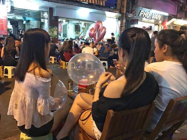 'Bóng cười' vẫn tung hoành phố đi bộ cuối tuần ảnh 2