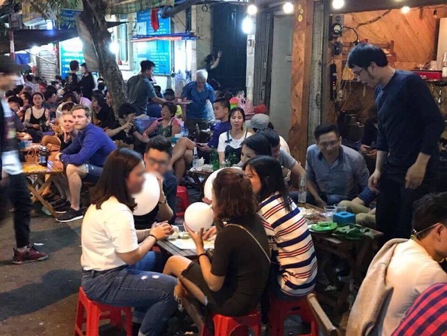 'Bóng cười' vẫn tung hoành phố đi bộ cuối tuần ảnh 1
