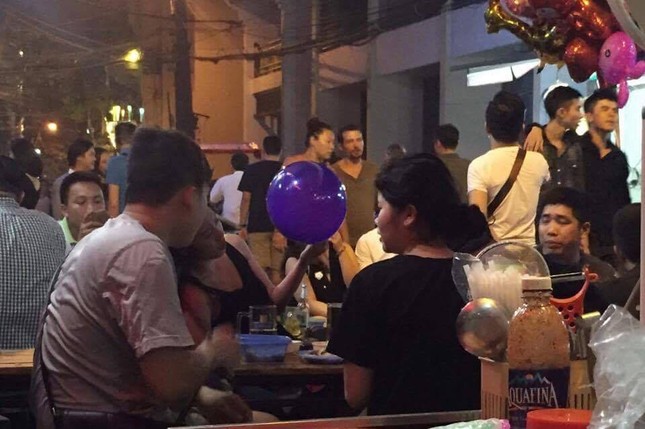 'Bóng cười' vẫn tung hoành phố đi bộ cuối tuần ảnh 4